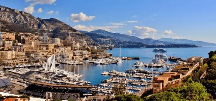 Luxury yacht charter in South of France